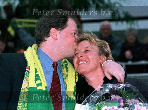 Den Haag 13 januari 1999
Raymond v Barneveld met zijn vrouw bij de hulding als winaar van de ambassy