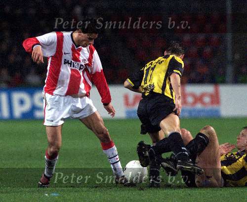 Eindhoven, 29 januari 2000
Wedstrijd om de Amstel Cup (1/8 finale), eindstand 0-2
Ruud v Nistelrooy in duel met Carlos Fortes(17) en Michel Kreek
