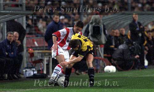 Eindhoven, 29 januari 2000
Wedstrijd om de Amstel Cup (1/8 finale), eindstand 0-2
Stinga in duel met Louis Laros
op de achtergrond oud vrienden en kollega\\\'s Erik Gerets en Ronald Koeman