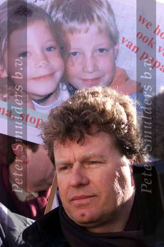 Den Haag 15 januari 2001
Boris Dietrich krijgt een petitie aangeboden van ouders waarvan hun kind vermist is of Ontvoerd.