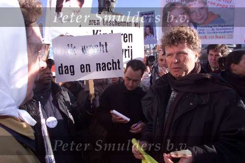 Den Haag 15 januari 2001
Boris Dietrich krijgt een petitie aangeboden van ouders waarvan hun kind vermist is of Ontvoerd.