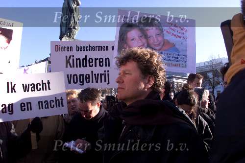Den Haag 15 januari 2001
Boris Dietrich krijgt een petitie aangeboden van ouders waarvan hun kind vermist is of Ontvoerd.