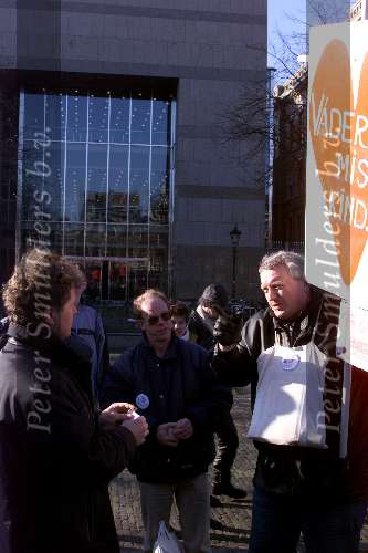 Den Haag 15 januari 2001
Boris Dietrich krijgt een petitie aangeboden van ouders waarvan hun kind vermist is of Ontvoerd.