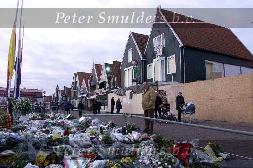 Volendam, 12 januari 2001
Stille tocht door volendan n.a.v. de brand in nieuwjaarsnacht in cafe DE HEMEL hier op de foto met veel bloemen