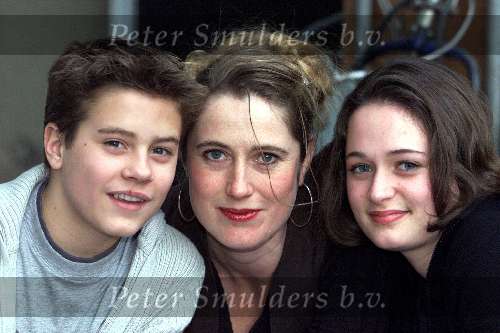 Amsterdam, 24 januari 2001
Opnames: serie: OPPASSEN
links op de foto Sascha Visser, midden Heleen Hummelen en rechts Lotje v d Bie