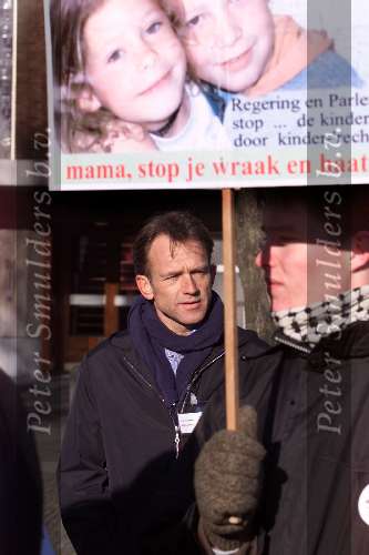 Den Haag 15 januari 2001
Boris Dietrich krijgt een petitie aangeboden van ouders waarvan hun kind vermist is of Ontvoerd.
Jaap Jongbloed.