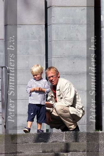 Amsterdam 1 september 2001
Jack Spijkerman met  vrouw en zijn zoontje aan het spelen buiten bij een meubelzaak.