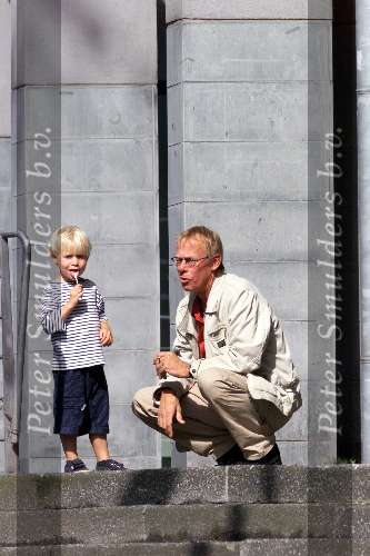 Amsterdam 1 september 2001
Jack Spijkerman met  vrouw en zijn zoontje aan het spelen buiten bij een meubelzaak.