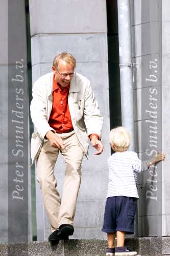 Amsterdam 1 september 2001
Jack Spijkerman met  vrouw en zijn zoontje aan het spelen buiten bij een meubelzaak.