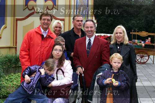 Kaatsheuvel, De Efteling 23 september 2001
2500e Efteling Sprookjes-show
Frank Mortier ( vroeger van Frank & Mirella ) links op de foto die tegenwoordig samen optreedt met de dochter van Jan Boezeroem ( de vrouw in de rolstoel )