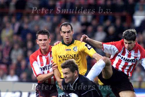 Eindhoven 8 september 2001
PSV-Fortuna sc
Jan Vennegoor of Hesselink in duel met Jurgen Dirckx
Kezman en Ruud Hesp