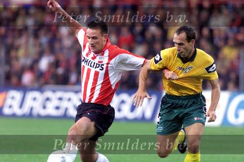 Eindhoven 8 september 2001
PSV-Fortuna sc
Jan Vennegoor of Hesselink in duel met Jurgen Dirckx
Shirtje trekken