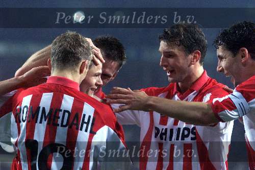 Eindhoven, 31 januari 2001
Kompetitie seizoen 2000/2001
PSV-FC Groningen, eindstand
Johann Vogel wordt gefeliciteerd door zijn ploeggenoten Dennis rommedahl, Andre Ooijer, Arnold Bruggink en Mark v Bommel