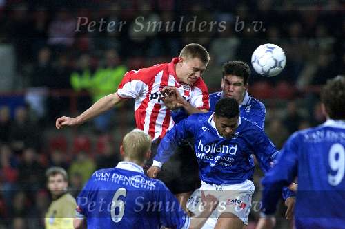 Eindhoven 24 januari 2001
PSV - FC den Bosch voor de KNVB Beker.
Kevin Hoflnad in duel met Hilmi Mihci
Kopbal mooie aktie
