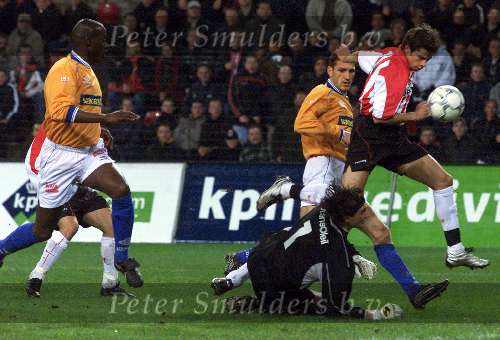 Eindhoven, kompetitie seizoen 2000/2001
PSV-RBC , eindstand
doelpunten: 3x Kezman, Arnold Bruggink,e.d. Cas
Oscar Moens in duel met Kezman links John Veldman