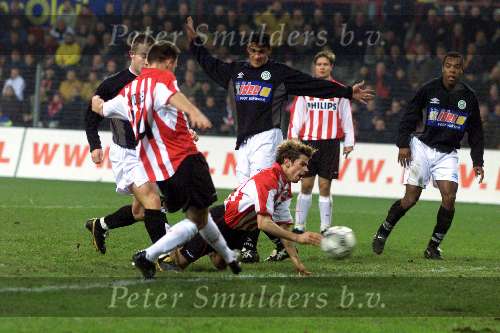 Eindhoven, 31 januari 2001
Kompetitie seizoen 2000/2001
PSV-FC Groningen
Johann Vogel scoort 2-0 nadat Kezman onderuit is gegaan
