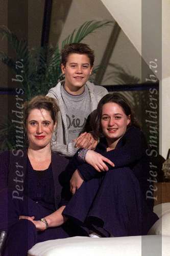 Amsterdam, 24 januari 2001
Opnames: serie: OPPASSEN
achter op de foto Sascha Visser, links Heleen Hummelen en rechts Lotje v d Bie