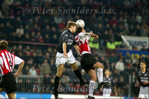 Eindhoven 30 januari 2002
PSV-Feyenoord voor de KNVB Beker
Glenn Loovens in kopduel met Jan Vennegoor of Hesselink