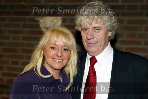 Berkel Enschot 13 januari 2002
Uiteiking cd Mickey2much .
Corry Konings met Hans Wennekes