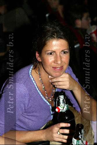Scheveningen 20 januari 2002
Premiere THom & Thomas
Isa Hoes met een flesje bier