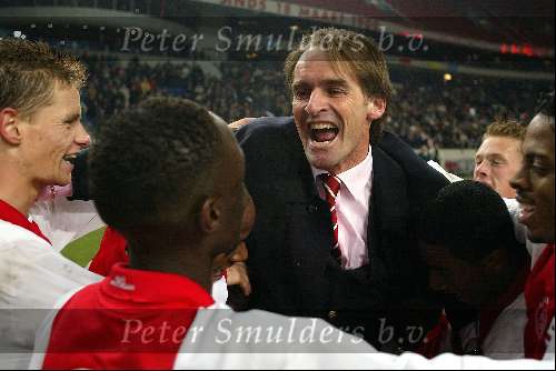 Amsterdam 12 december 2001    Ajax 2 - FC Twente 2-1
Uitbundige Ajax spelers met coach Jan Olde Riekerink na de winst op de bekerhouder FC Twente
