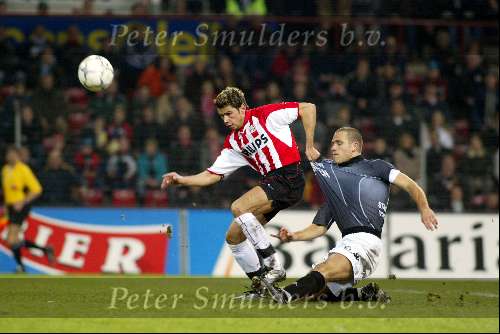 Eindhoven 30 januari 2002
PSV-Feyenoord voor de KNVB Beker
Kezman in duel met Patrick Pauwe
Shirt trekken