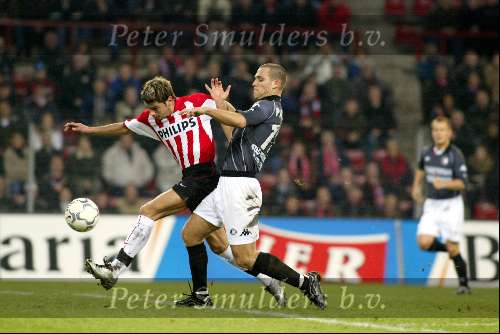 Eindhoven 30 januari 2002
PSV-Feyenoord voor de KNVB Beker
Kezman in duel met Patrick Pauwe