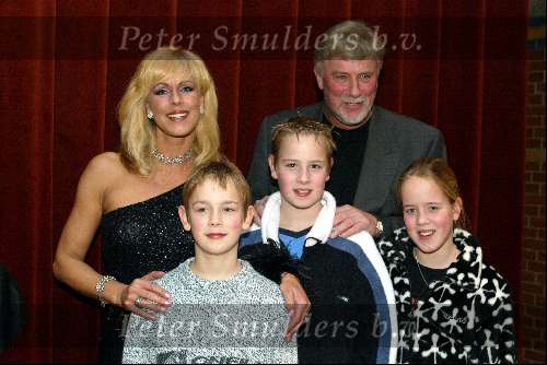 Amsterdam  1 janari 2002
Nieuwjaarsfeest Staatsloterijshow in de beurs van Berlage.
Marga Bult en Jan v Ingen met gezin