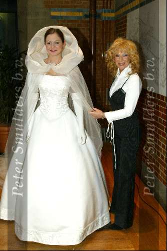 Amsterdam  1 janari 2002
Nieuwjaarsfeest Staatsloterijshow in de beurs van Berlage.
Mary Borsato met trouwjurk