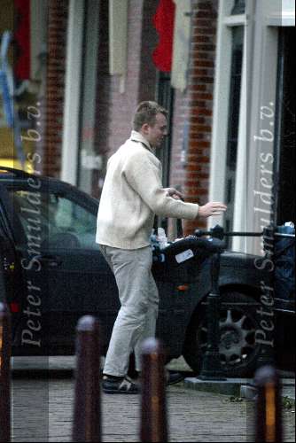 Amsterdam 8 januari 2002
Vriend Paul de Leeuw . Stefan Nugter met hun baby.