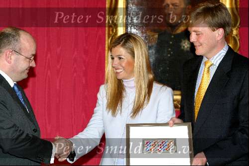 Den Haag 9 januari 2002
Prins Willem Alexander en maxima krijgen eerste postzegeloverhandigd door Peter Bakker op paleis Noordeinde.