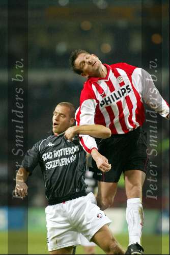 Eindhoven 30 januari 2002
PSV-Feyenoord voor de KNVB Beker
Jan Vennegoor of Hesselink in duel met Patrick Pauwe