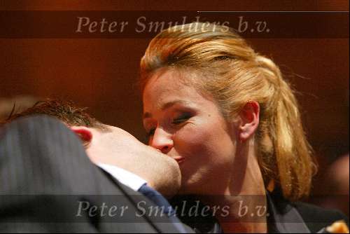 Amsterdam 21 december 2001
Uitreiking van de Rembrandt awards in de beurs van Berlage.
Wendy v Dijk en Xander de Buisonje kussend