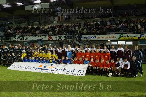 Volendam 29 januari 2003
Oud Ajax tegen oud Volendam. Aanwegig Rene Froger, Brian Roy, Nada v Nie, Frank Rijkaard Monique Rijkaard, Johan Westermeijer, Keje Molenaar, Wim Kieft, bartina Koeman, Ronald Koeman Rafael v d Vaart Raoul heertje Danny Blind Johnny v t Schip


Peter Smulders bv