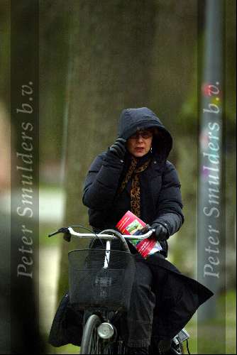 Amsterdam 28 januari 2003
Carolien v d Berg met dochtertje Romy op fiets
