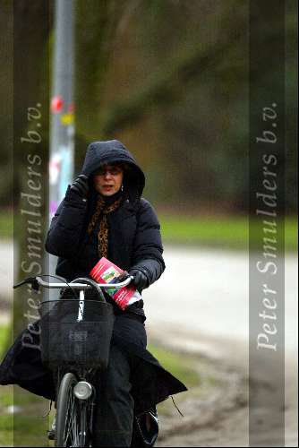 Amsterdam 28 januari 2003
Carolien v d Berg met dochtertje Romy op fiets