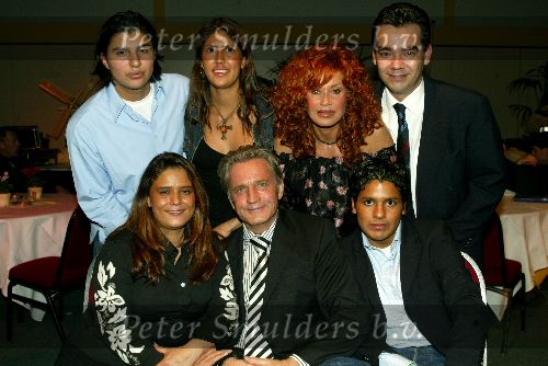 veldhoven 12 januari 2003
DJ DENA en Hans Breukhoven en Connie Breukhoven met gezin