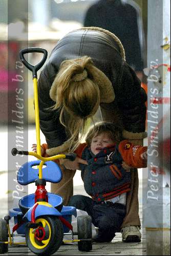 Amsterdam 25 januari 2003
Danielle Overgaag met haar zoontje Tijmen