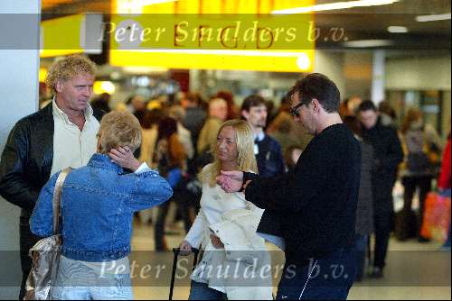 Schiphol 31 januari 2003
Wino Omtzigt en Sylvana Borsato met Gerard Joling op schiphol bij vertrek naar Curacao