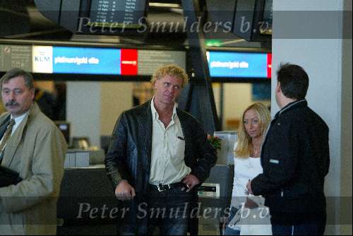 Schiphol 31 januari 2003
Wino Omtzigt en Sylvana Borsato met Gerard Joling op schiphol bij vertrek naar Curacao