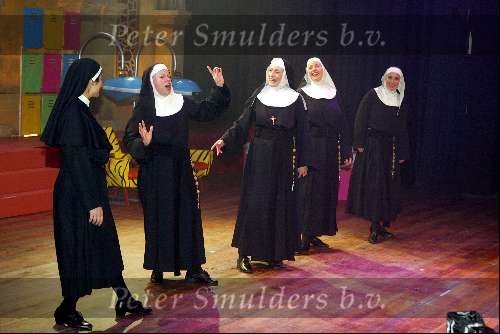 Tilburg 27 januari 2003
Premiere Nonsens in schouwburg Tilburg.
cast Nonsens met Anick Boer Marjolein Keunig Gerrie v d Klei