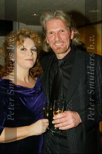 Den haag 30 januari 2003
Premiere Johnny Kraaykamp sr in schouwburg Den Haag.
Henriette Tol met man
