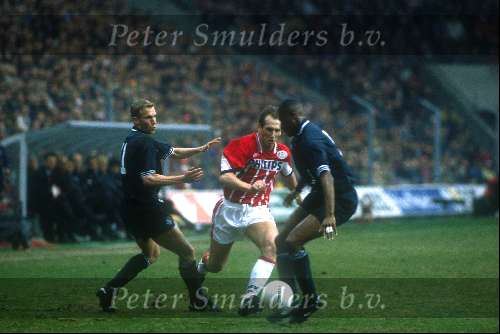 Jaap Stam in duel met Peter Hoekstra en Winston Bogarde
PSV-AJAX