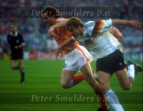 Jan Wouters spelend voor het Nederlands elftal
Nederland-Duitsland 2-1 Europees Kampioenschap 1988
21 Juni 1988