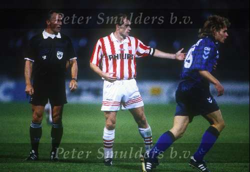 Jan Wouters spelend voor PSV
Scheidsrechter Martin Jol