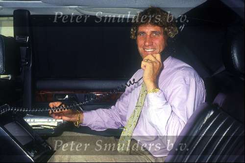 Jean Marie Pfaff in zijn mercedes met mobiele telefoon