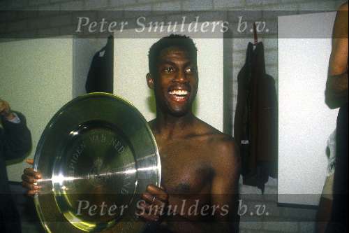 Jerry de Jong met de kampioensschaal seizoen 1990/1991