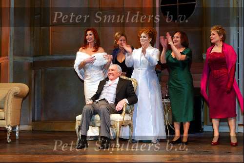 Den haag 30 januari 2003
Premiere Johnny Kraaykamp sr in schouwburg Den Haag.
Johnny Kraaykamp met cast gouwe handjes