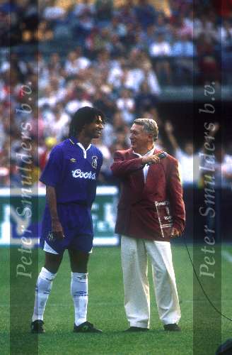 Ruud Gullit spelend voor chelsea in gesprek met Koos Postema