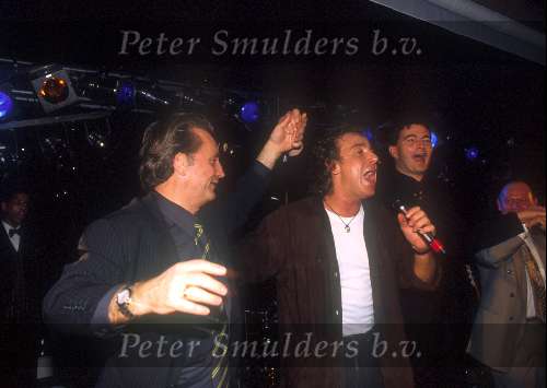 Marco Borsato met Hans Breukhoven tijdens een optreden t.g.v. feest Free Records nieuwjaarsfeest
